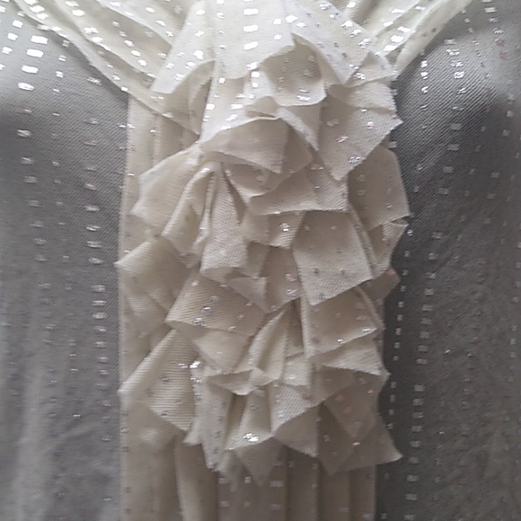 The limited cream sleeveless blouse - Picture 2 of 11